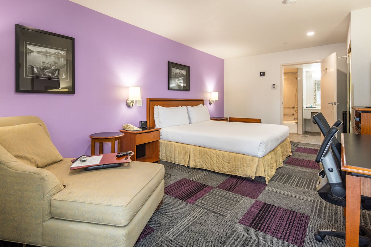 Memory-foam beds, in-room safe, desk, blackout curtains
