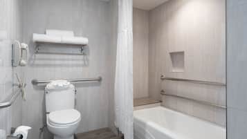 Ein modernes Badezimmer mit Toilette, Dusche und Badewanne.