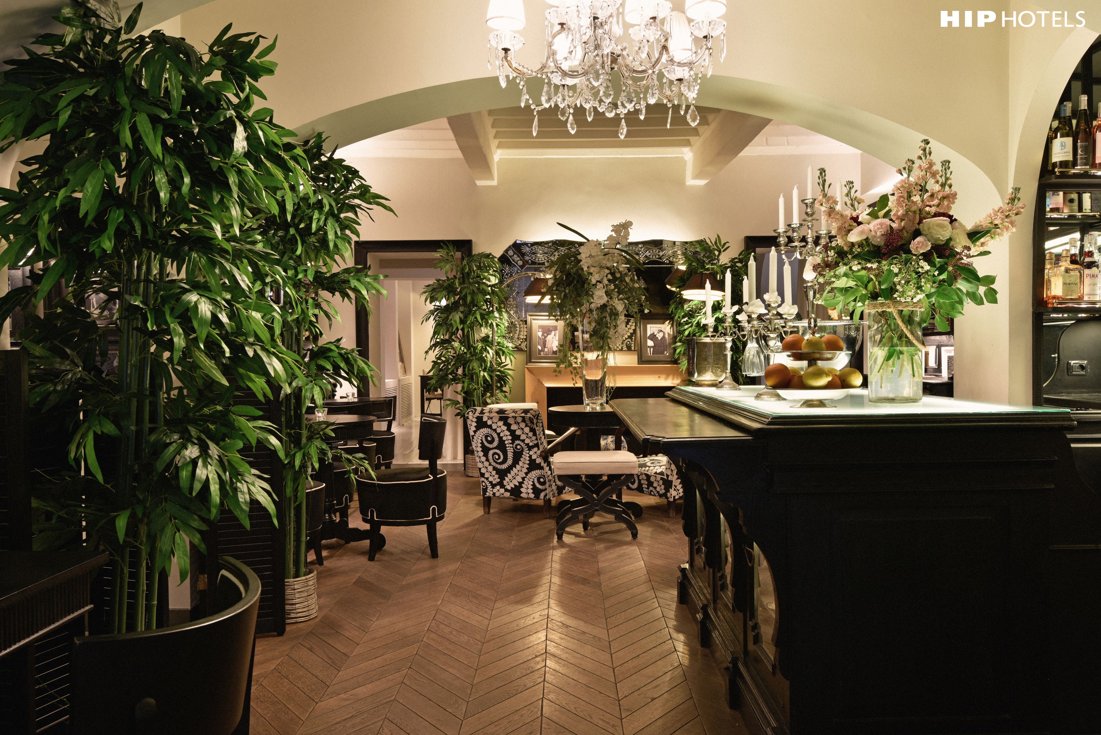 6 bars/lounges