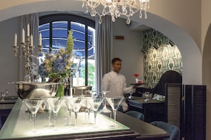 6 bars/lounges