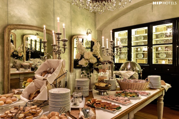 Sudah termasuk sarapan prasmanan setiap hari