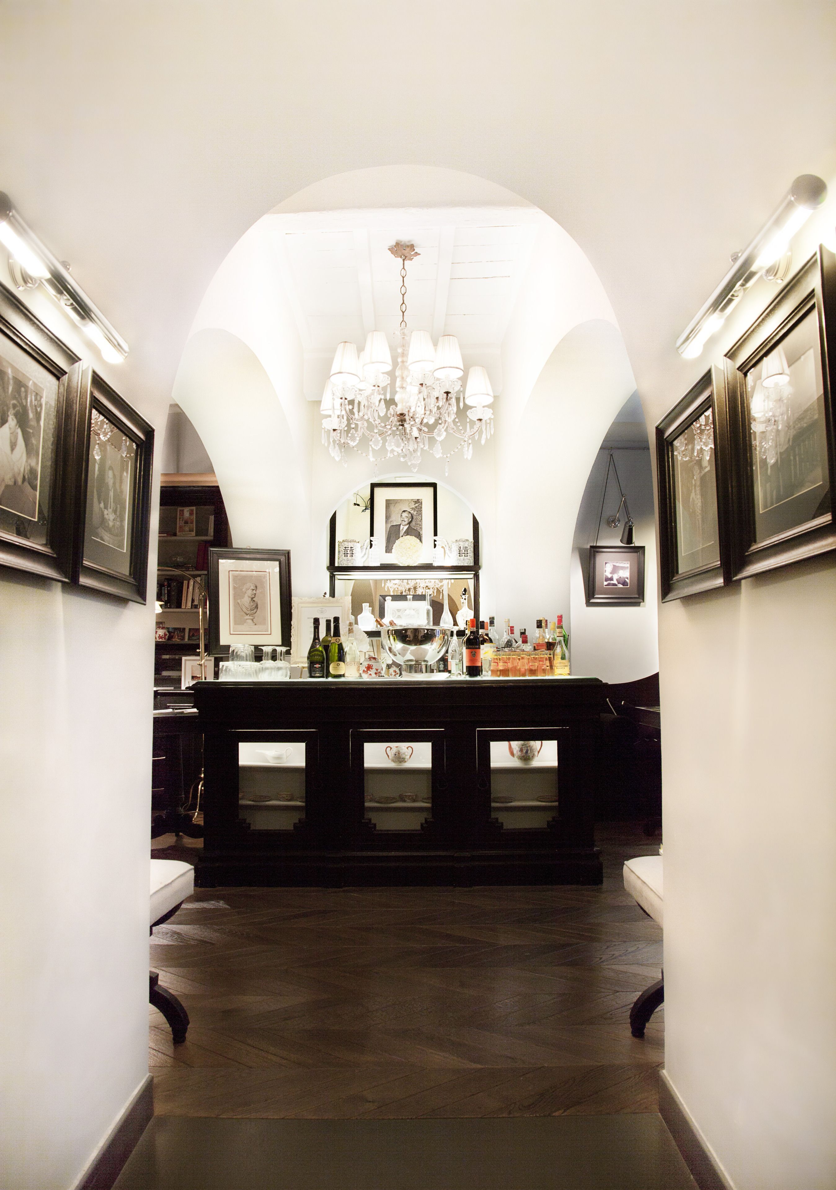6 bars/lounges