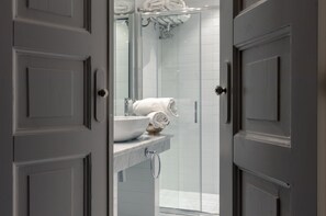 Articles de toilette de luxe, sèche-cheveux, peignoirs, chaussons