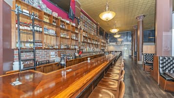 2 bars/lounges, pub, pub