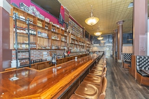 2 bars/lounges, pub, pub - Bedford Regency Hotel, Trademark Collection by Wyndham (Victoria)