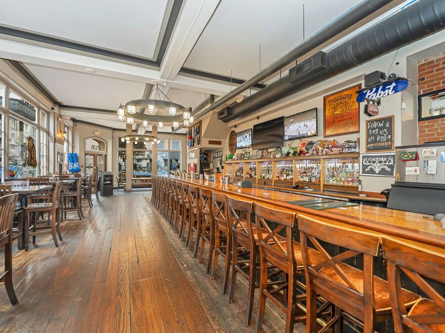 2 bars/lounges, café, café