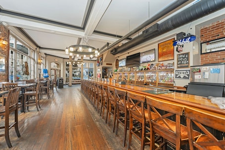 2 bars/lounges, pub, pub