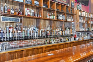 2 bars/lounges, pub, pub