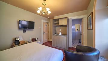 Rom – standard, 1 queensize-seng | Sengetøy av topp kvalitet, blendingsgardiner og strykejern/-brett