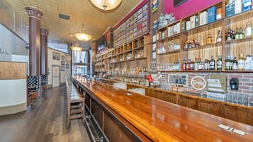 2 bars/lounges, pub, pub