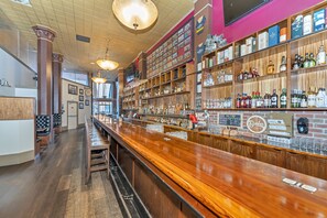 2 bars/lounges, pub, pub