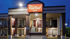 A Red Roof Inn with a sign above the entrance, multiple balconies, and a covered outdoor area. - Red Roof Inn Indianapolis East (Indianapolis)