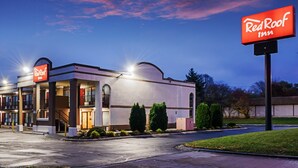 A Red Roof Inn with a two-story structure, outdoor lighting, and a clear sky. - Red Roof Inn Indianapolis East (Indianapolis)