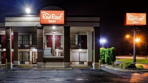 A Red Roof Inn with a clear entrance, marked parking area, and a visible office sign. - Red Roof Inn Indianapolis East (Indianapolis)