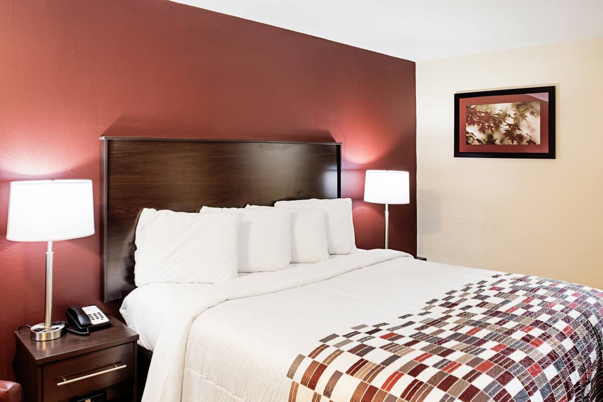Superior Room, 1 King Bed, Accessible, Non Smoking | Desk, iron/ironing board, cribs (free), WiFi (free)