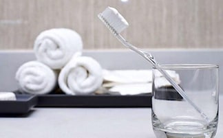 Bañera con ducha, toallas