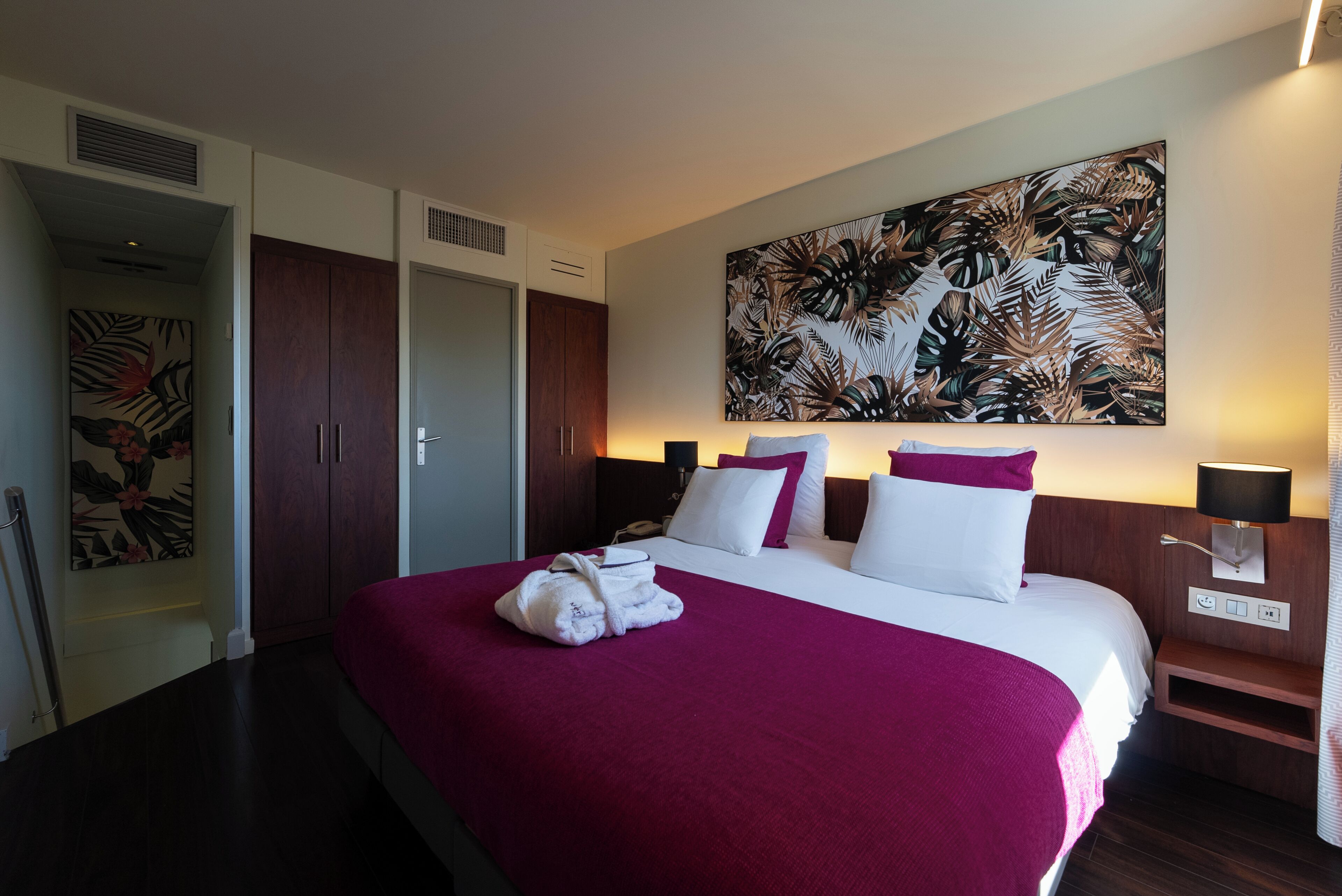 Colchones con pillow-top y caja de seguridad en la habitación 