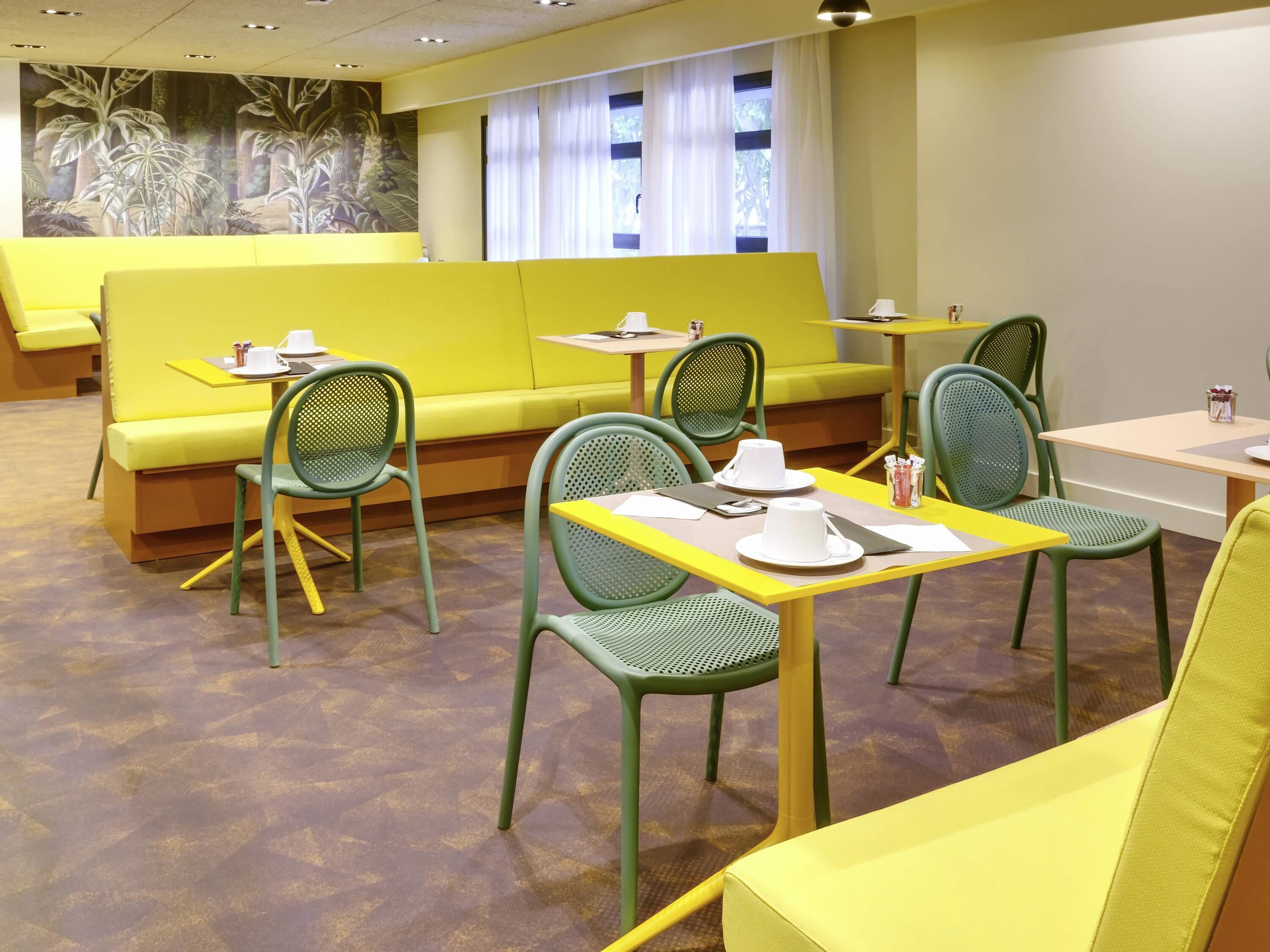 Desayuno buffet diario (EUR 17 por persona)