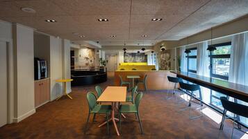 Desayuno buffet diario (EUR 17 por persona)