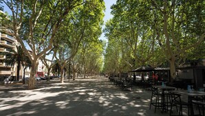 A tree-lined street with outdoor seating and buildings on either side. - Mercure Perpignan Centre (Perpignan)