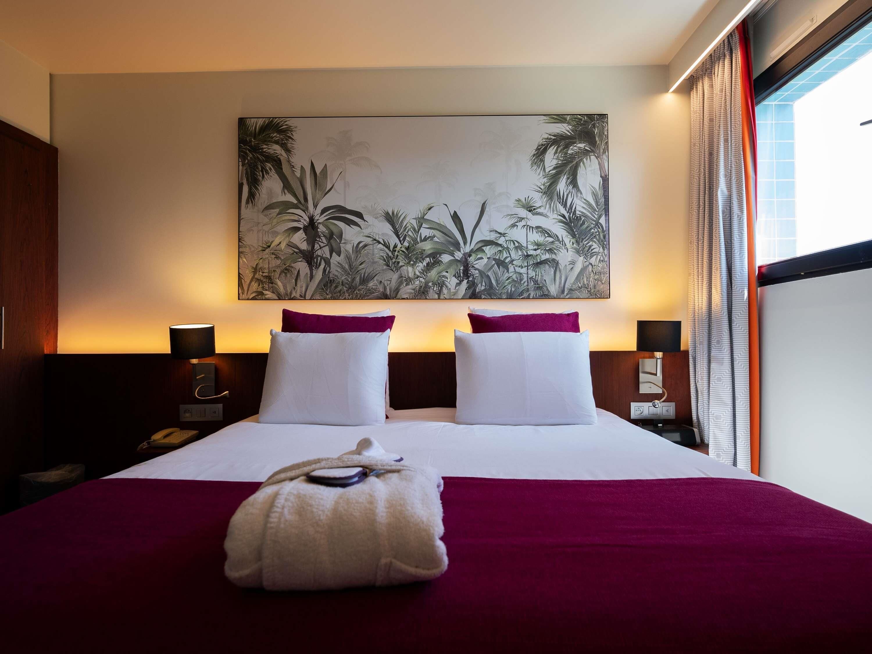 Senge med topmadrasser, pengeskab på værelset, skrivebord