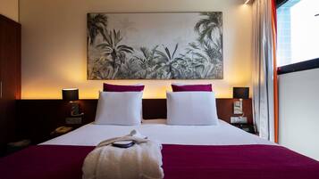 Senge med topmadrasser, pengeskab på værelset, skrivebord