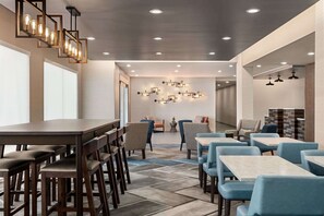 Lobby - La Quinta Inn & Suites by Wyndham San Bernardino (San Bernardino)