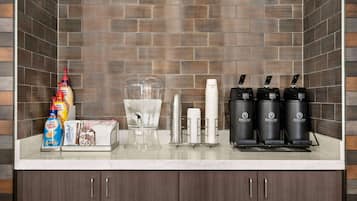 Angolo cottura con angolo caffè, comprensivo di macchina da caffè, tazze e condimenti.