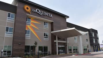 La Quinta hotel features a modern design with a prominent logo and covered entrance.