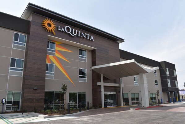 Exterior - La Quinta Inn & Suites by Wyndham San Bernardino (San Bernardino)