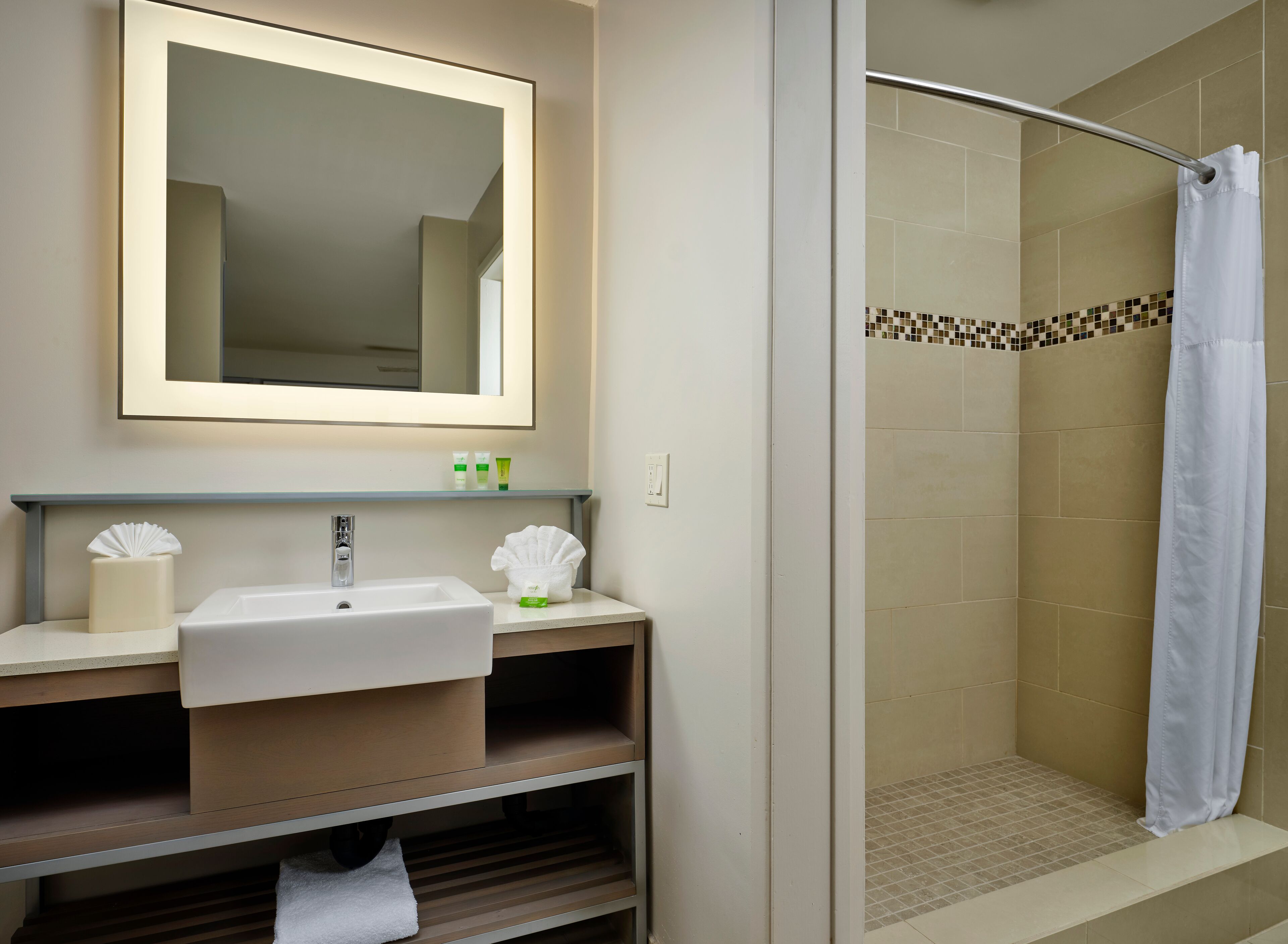 シャワー、環境にやさしいバスアメニティ、ヘアドライヤー、タオル