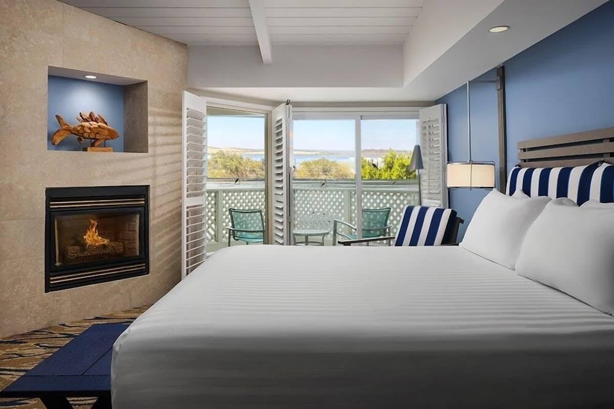 Habitación Deluxe, 1 cama King size (Pet Friendly) | Ropa de cama de alta calidad y tabla de planchar con plancha