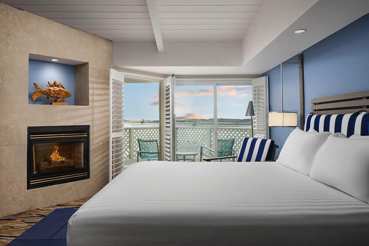 Habitación Deluxe, 1 cama King size, balcón, vista a la bahía | Ropa de cama de alta calidad y tabla de planchar con plancha