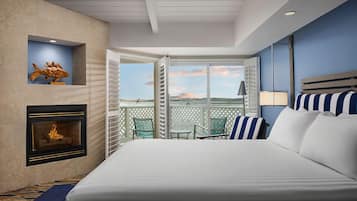 Quarto luxo, 1 cama King, sacada, vista para a baía | Roupas de cama premium, ferros/tábuas de passar roupa, Wi-Fi de cortesia