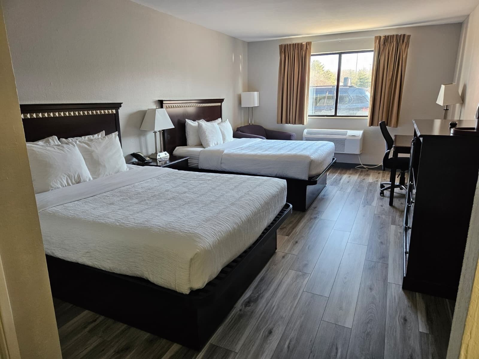 Bureau, rideaux occultants, fer et planche à repasser