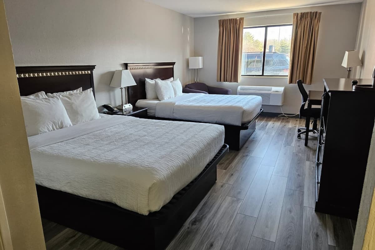 Bureau, rideaux occultants, fer et planche Ă repasser