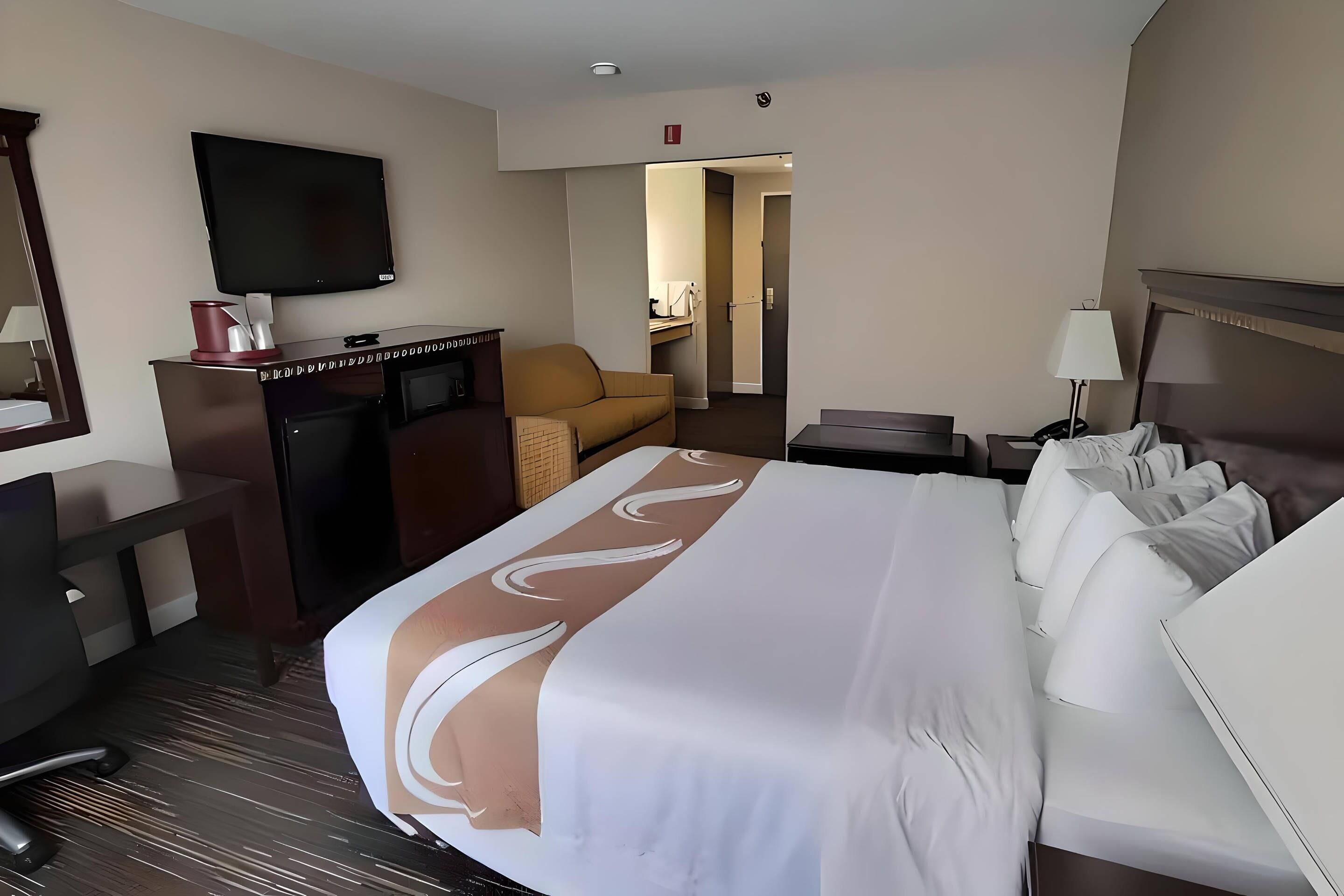 โต๊ะทำงาน, ผ้าม่านกันแสง, เตารีด/โต๊ะรีดผ้า, เปล/เตียงเด็กอ่อน (ฟรี)