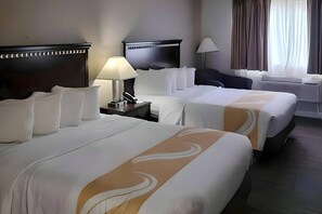 Escritorio, cortinas blackout y tabla de planchar con plancha 