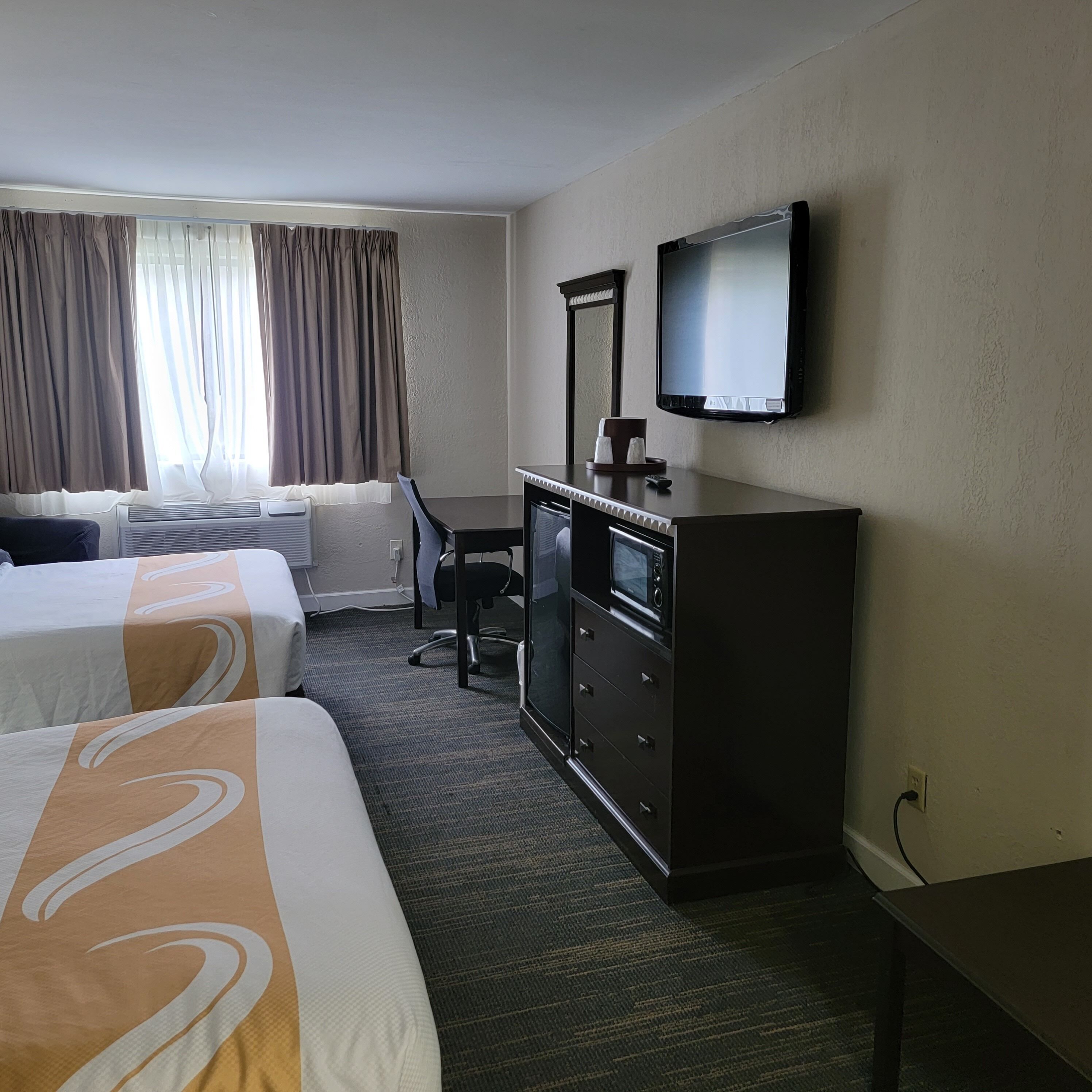 Escritorio, cortinas blackout y tabla de planchar con plancha 