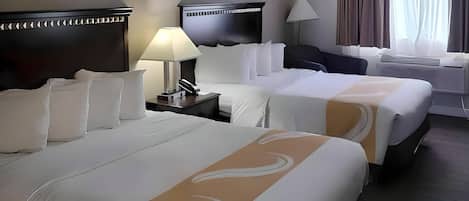 Habitación estándar, 2 camas Queen size, para no fumadores | Escritorio, cortinas blackout y tabla de planchar con plancha