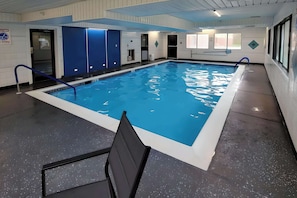 Innenpool, geöffnet von 09:00 Uhr bis 21:00 Uhr, Liegestühle