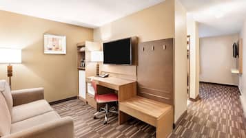 1 Queen Bed (Lobby Level) Non-pet friendly | Desk, blackout curtains, iron/ironing board, free cots/infant beds