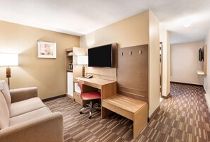 1 Queen Bed (Lobby Level) Non-pet friendly | Escritorio, cortinas blackout y tabla de planchar con plancha