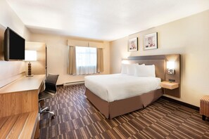 Desk, blackout drapes, iron/ironing board, free cribs/infant beds - Days Inn by Wyndham Nanaimo (Nanaimo)