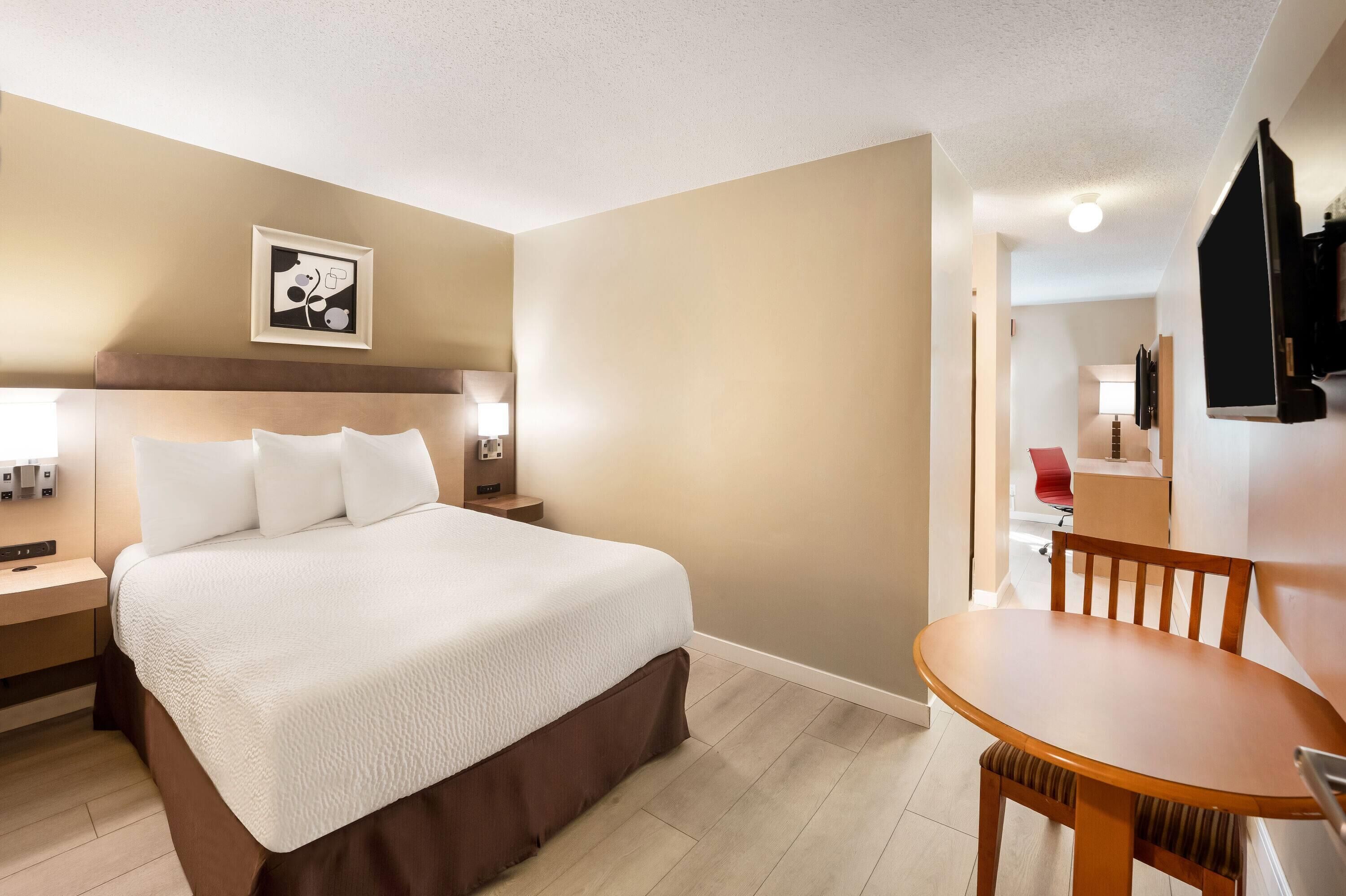 1 Queen 1 Double (Pool Level) Non-pet friendly | Desk, blackout drapes, iron/ironing board, free cribs/infant beds