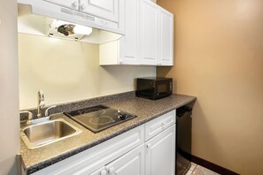 2 Queen Beds + Kitchenette Non-pet friendly | Escritorio, cortinas opacas, tabla de planchar con plancha