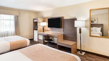 2 Queen Beds (Lobby Level) Non-pet friendly | Meja kerja, tirai kedap cahaya, dan setrika/meja setrika