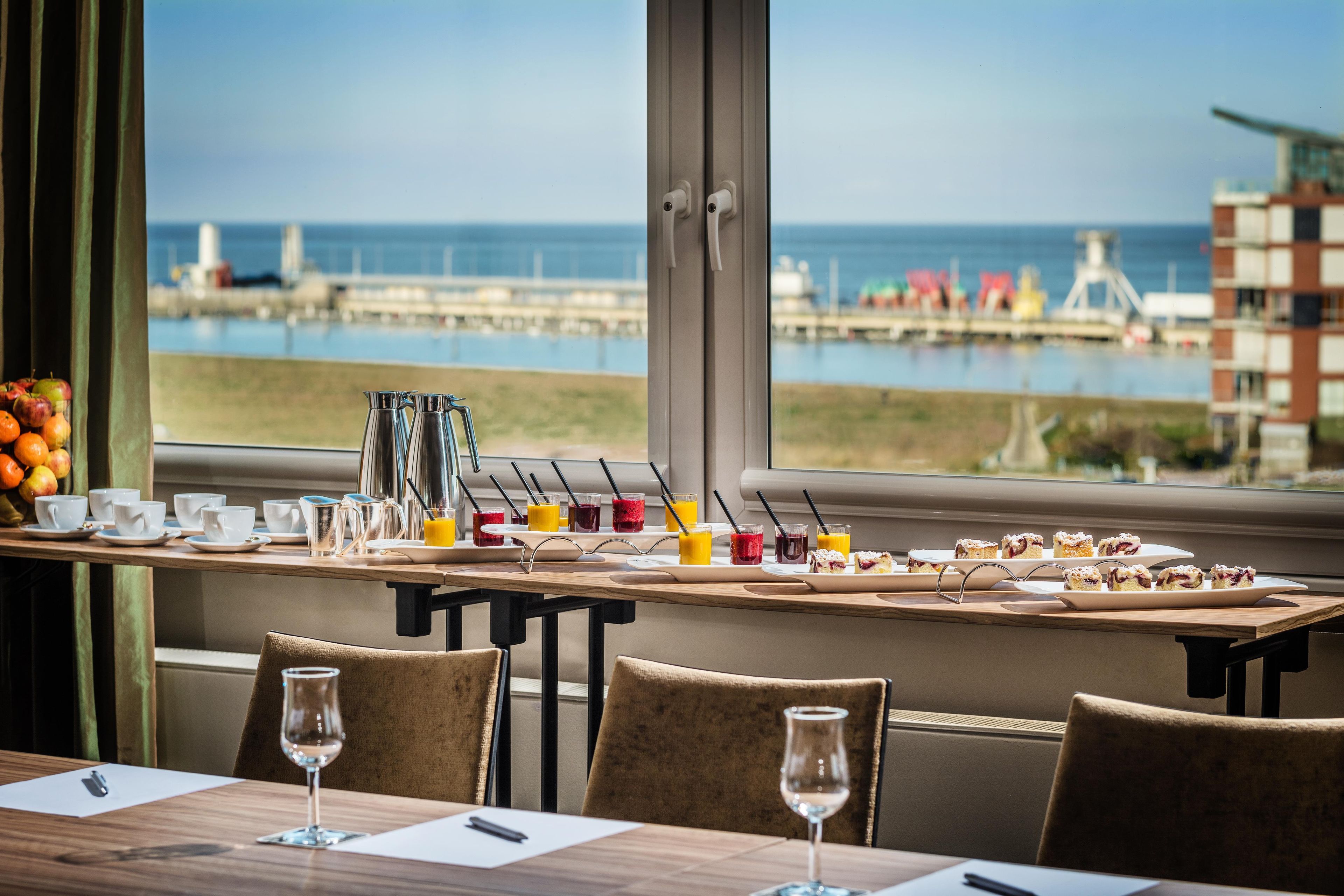 Ein Frühstückstisch mit Blick auf das Meer und einen Steg.