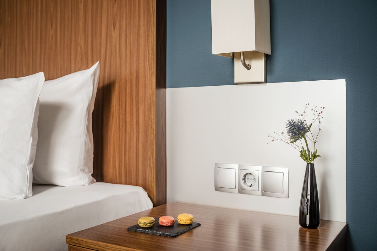 Rom – comfort, 1 enkeltseng | Allergitestet sengetøy, minibar, safe på rommet og skrivebord