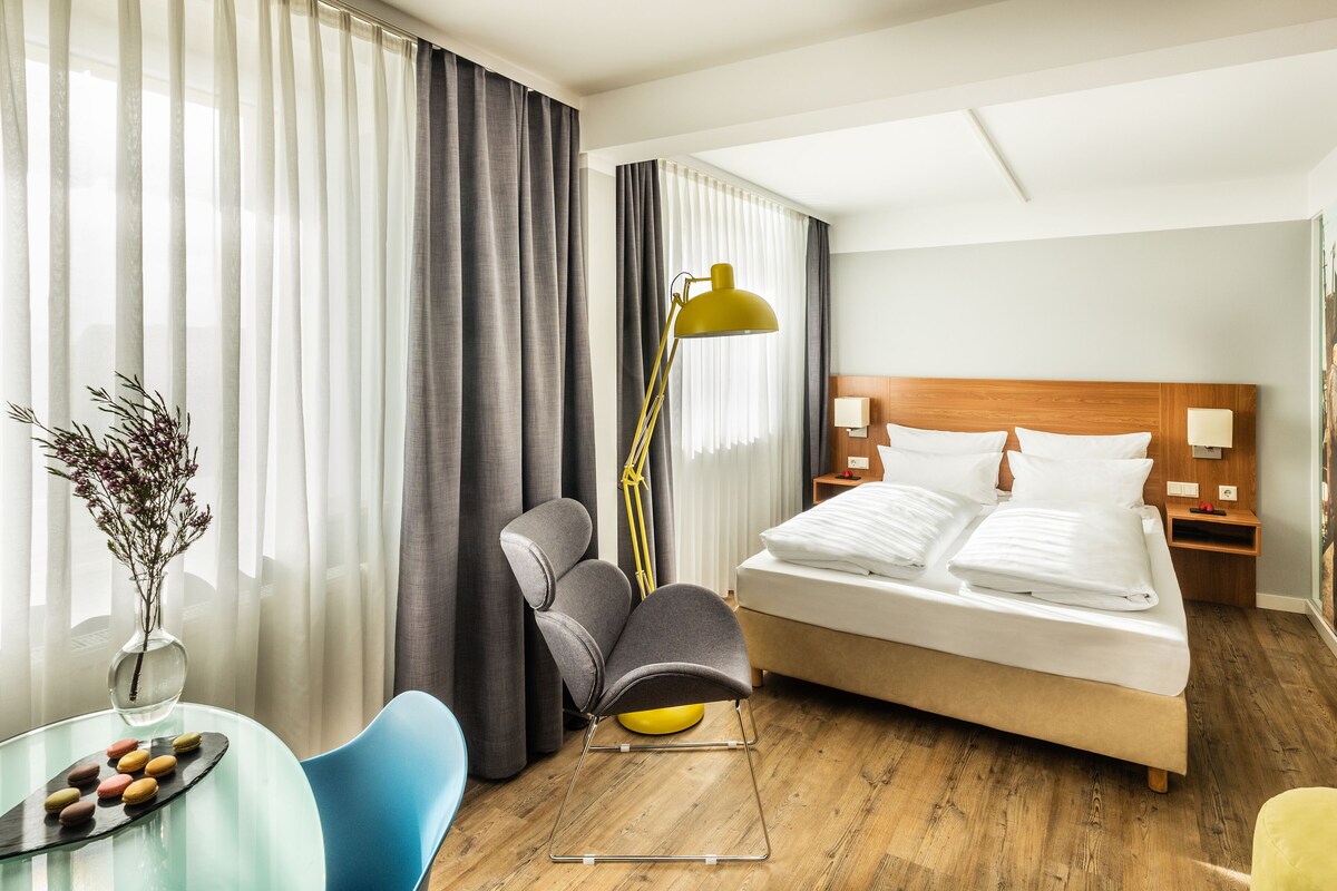 Rom – business, 1 queensize-seng | Allergitestet sengetøy, minibar, safe på rommet og skrivebord